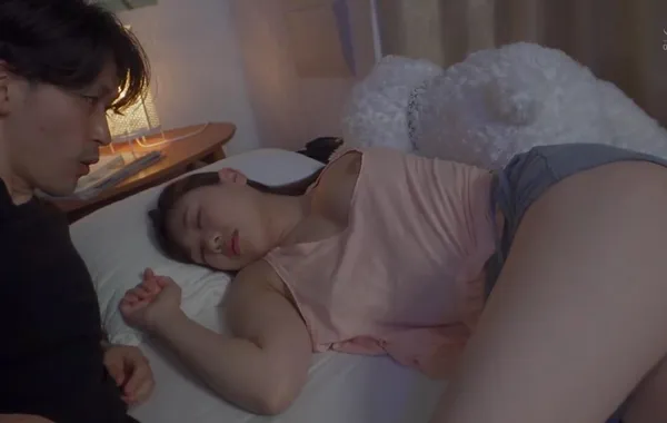 sex bé linh Em gái ở nhờ nhà anh trai trước khi tìm được phòng nhưng sống cực buông thả